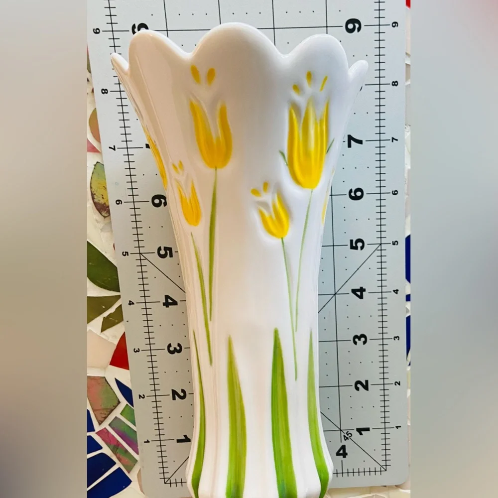 BNWT Sleek, Elegant Flower Vase Featuring Yellow Tulip Flowers, Scalloped Edge💐
